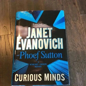 Janet Evanovich Curious Minds Book - never read - Excellent condition